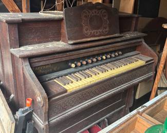 Pump organ