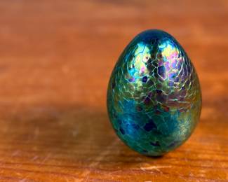 This lot features a Mt St. Helens art glass paperweight by listed artist, Roger Vines. Signed underneath as shown in photos and is in excellent condition. This piece measures, 3.25” H x 2.25” W x 2.25” D.