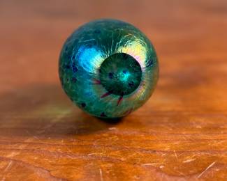 This lot features a Mt St. Helens art glass paperweight by listed artist, Roger Vines. Signed underneath as shown in photos and is in excellent condition. This piece measures, 3.25” H x 2.25” W x 2.25” D.