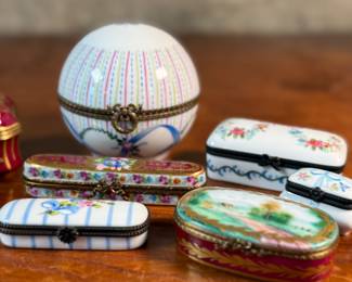 This lot features a collection of eight (8) hand-painted porcelain Limoges trinket boxes from France. All marked underneath as shown in photos.