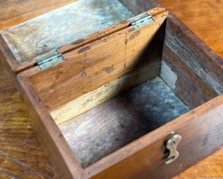 This lot features a collection of boxes from the 19th and 20th century. The two smaller ones up top are crafted from leather, the two below from wood, and the one in front is metal.