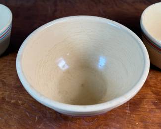 This lot features a collection of three (3) bowls, manufactured by Watt Ovenware. Markings underneath as shown in photos. The smallest and largest bowl are in good condition, the medium sized bowl has a minor chip and crack shown in photos.