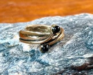 This lot features an incredibly rare bronze ring by designer Kari Sløtte and made by artist, Eivind Hillestad in a size 9. Maker mark present as shown in photos and in very good condition.