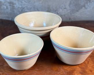 This lot features a collection of three (3) bowls, manufactured by Watt Ovenware. Markings underneath as shown in photos. The smallest and largest bowl are in good condition, the medium sized bowl has a minor chip and crack shown in photos.