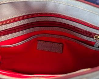 This lot features a Dooney & Bourke Florentine Satchel bag in blue Italian leather. This Dooney & Bourke comes with the original carry case as shown in photos and is in excellent condition.