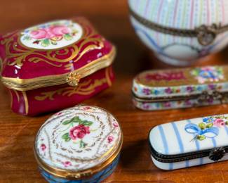 This lot features a collection of eight (8) hand-painted porcelain Limoges trinket boxes from France. All marked underneath as shown in photos.