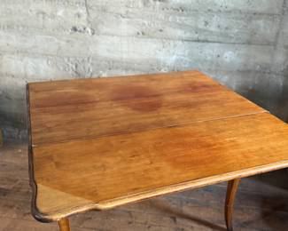 This lot features a 19th century Hepplewhite drop-leaf table in sturdy condition with excellent patina. It measures (closed), 30” H x 28” W x 40” D. When open, it measures, 30” H x 56” W x 40” D.