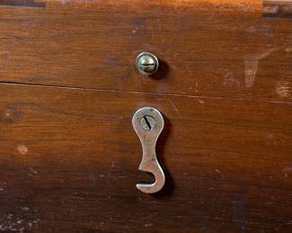 This lot features a collection of boxes from the 19th and 20th century. The two smaller ones up top are crafted from leather, the two below from wood, and the one in front is metal.