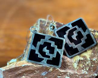 This lot features a stunning pair of sterling silver earrings, made in Mexico with a total approx. weight of 11.03 grams.