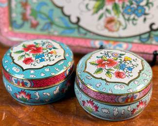 This lot features a collection of four (4) pieces of Daher Decorative Ware including two trays & two tin boxes. The largest tray measures, 13.75” H x 13.75” W. Daher’s most recognizable tins are decorated with detailed floral and geometric designs, rich in color, and often including metallic inks and raised or embossed relief. In addition to tin boxes, Daher also produced trays, plates, plaques, and other assorted tin ware for practical and decorative use.
