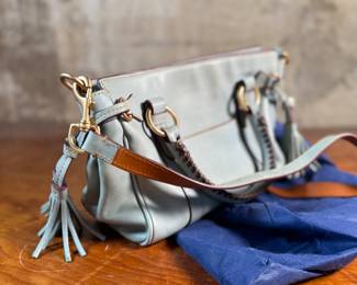 This lot features a Dooney & Bourke Florentine Satchel bag in blue Italian leather. This Dooney & Bourke comes with the original carry case as shown in photos and is in excellent condition.