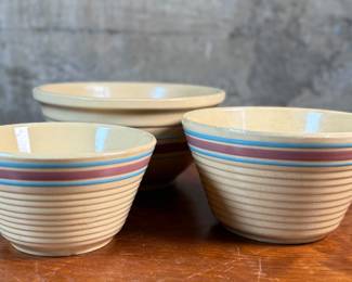 This lot features a collection of three (3) bowls, manufactured by Watt Ovenware. Markings underneath as shown in photos. The smallest and largest bowl are in good condition, the medium sized bowl has a minor chip and crack shown in photos.