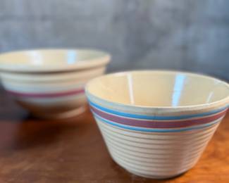 This lot features a collection of three (3) bowls, manufactured by Watt Ovenware. Markings underneath as shown in photos. The smallest and largest bowl are in good condition, the medium sized bowl has a minor chip and crack shown in photos.