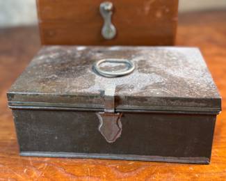 This lot features a collection of boxes from the 19th and 20th century. The two smaller ones up top are crafted from leather, the two below from wood, and the one in front is metal.