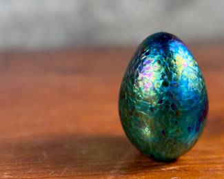 This lot features a Mt St. Helens art glass paperweight by listed artist, Roger Vines. Signed underneath as shown in photos and is in excellent condition. This piece measures, 3.25” H x 2.25” W x 2.25” D.