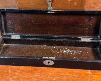 This lot features a collection of boxes from the 19th and 20th century. The two smaller ones up top are crafted from leather, the two below from wood, and the one in front is metal.