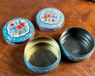 This lot features a collection of four (4) pieces of Daher Decorative Ware including two trays & two tin boxes. The largest tray measures, 13.75” H x 13.75” W. Daher’s most recognizable tins are decorated with detailed floral and geometric designs, rich in color, and often including metallic inks and raised or embossed relief. In addition to tin boxes, Daher also produced trays, plates, plaques, and other assorted tin ware for practical and decorative use.