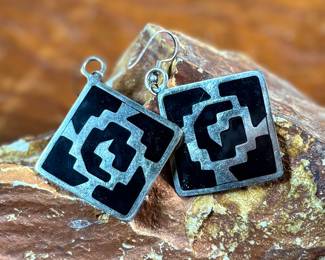 This lot features a stunning pair of sterling silver earrings, made in Mexico with a total approx. weight of 11.03 grams.