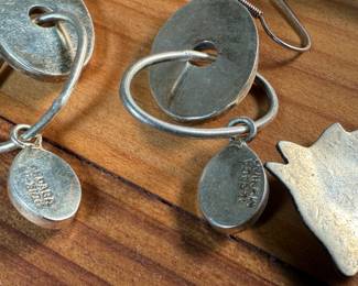 This lot features a collection of Alpaca silver jewelry featuring a horse pin/brooch, a pair of earrings, and a money clip. All items are marked Alpaca as shown in photos and have a total approx. weight of 50.14 grams.