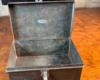 This lot features a collection of boxes from the 19th and 20th century. The two smaller ones up top are crafted from leather, the two below from wood, and the one in front is metal.