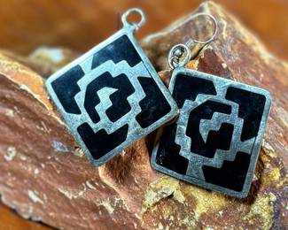 This lot features a stunning pair of sterling silver earrings, made in Mexico with a total approx. weight of 11.03 grams.