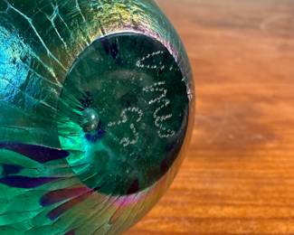 This lot features a Mt St. Helens art glass paperweight by listed artist, Roger Vines. Signed underneath as shown in photos and is in excellent condition. This piece measures, 3.25” H x 2.25” W x 2.25” D.