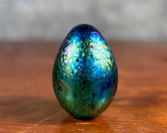 This lot features a Mt St. Helens art glass paperweight by listed artist, Roger Vines. Signed underneath as shown in photos and is in excellent condition. This piece measures, 3.25” H x 2.25” W x 2.25” D.