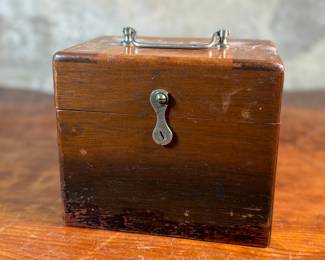 This lot features a collection of boxes from the 19th and 20th century. The two smaller ones up top are crafted from leather, the two below from wood, and the one in front is metal.