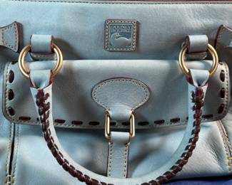 This lot features a Dooney & Bourke Florentine Satchel bag in blue Italian leather. This Dooney & Bourke comes with the original carry case as shown in photos and is in excellent condition.