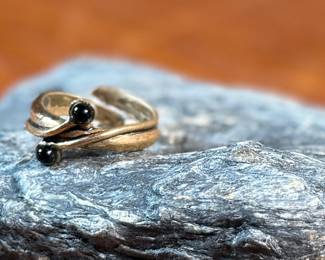 This lot features an incredibly rare bronze ring by designer Kari Sløtte and made by artist, Eivind Hillestad in a size 9. Maker mark present as shown in photos and in very good condition.