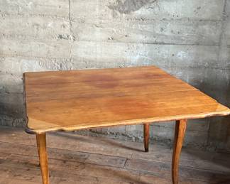 This lot features a 19th century Hepplewhite drop-leaf table in sturdy condition with excellent patina. It measures (closed), 30” H x 28” W x 40” D. When open, it measures, 30” H x 56” W x 40” D.