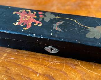 This lot features a collection of boxes from the 19th and 20th century. The two smaller ones up top are crafted from leather, the two below from wood, and the one in front is metal.