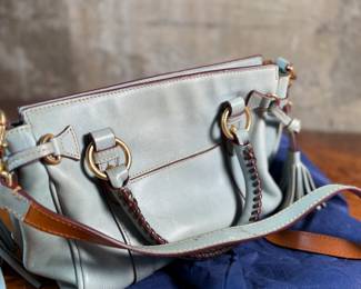 This lot features a Dooney & Bourke Florentine Satchel bag in blue Italian leather. This Dooney & Bourke comes with the original carry case as shown in photos and is in excellent condition.