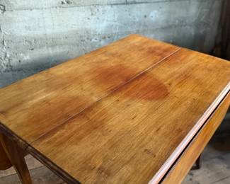 This lot features a 19th century Hepplewhite drop-leaf table in sturdy condition with excellent patina. It measures (closed), 30” H x 28” W x 40” D. When open, it measures, 30” H x 56” W x 40” D.