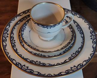 Lenox Liberty plate, part of the Presidential Collection.
The pattern features an ivory fine china base with deep cobalt blue scrollwork and 24k gold trim.