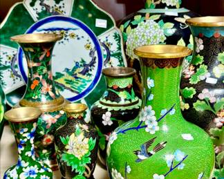 FAMILLE NOIR AND FAMILLE VERTE VASES, CLOISONNE, PLATES.