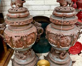 LARGE ANTIQUE BRONZE FOO DOG CENSOR PAIR.