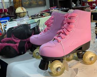 Ladies Roller Derby Roller Skates Wheels Light Up Set Includes Knee Pads.