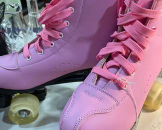 Ladies Roller Derby Roller Skates Wheels Light Up Set Includes Knee Pads.