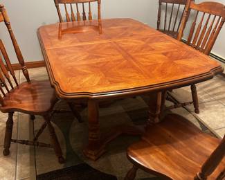 Dining table w 4 Chairs