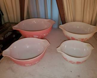 4 pc set Pyrex...in mint condition ✔️