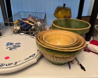 Very cool set of vintage mixing bowls