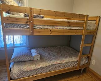 Bunk bed with 2 twin Novaform mattresses