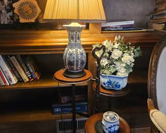 Plant stand, blue and white lamp, blue delft