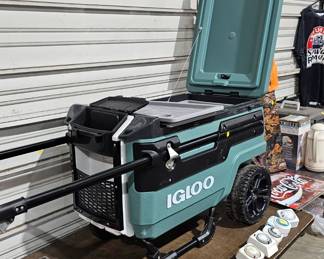 IGLOO COOLER ON WHEELS