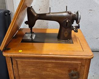 SEWING MACHINE / TABLE