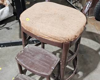 STEP STOOL / CHAIR