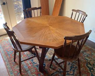 Beautiful octagonal table with 2 leaves