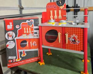 Wooden play kitchen, designed in France by Janod. Fun chicken and egg theme! Brand new, never played with, assembled just now for you. 