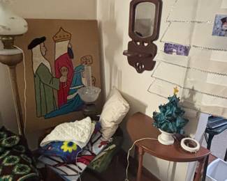 unusual ceramic christmas tree vintage, it is asis there is some damage on it.